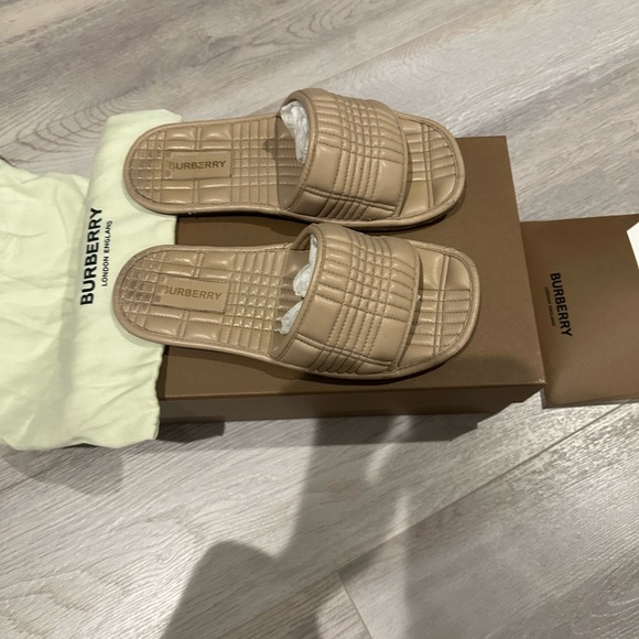 Burberry Flat Sandals 2022 collections  EXCLUSIVE won’t find them anywhere ! - Picture 4 of 6
